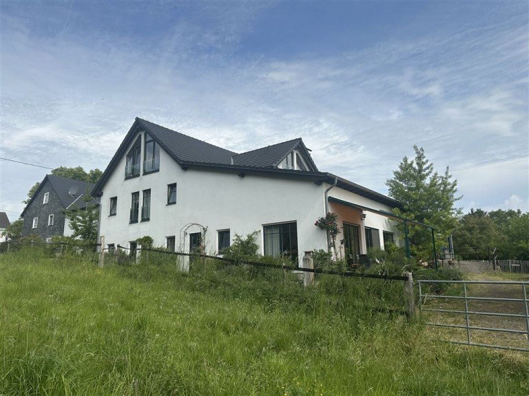 Beide H�user 2 Asbach , Westerw Haus F�r Pferde und andere Tiere, Wohn - Ensemble mit 2 H�usern, Stall, Reitplatz und Weiden in Asbach, N�he Hennef