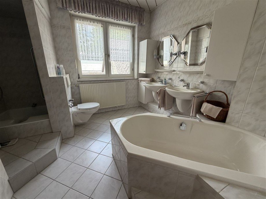 Badezimmer Obergeschoss Mehrfamilienhaus Bad Marienberg