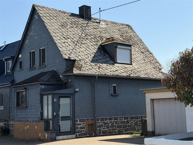 Seite H�hn Einfamilienhaus H�hn, Doppelhaush�lfte! Fast Randlage auf sch�nem Grundst�ck, vieles neu!