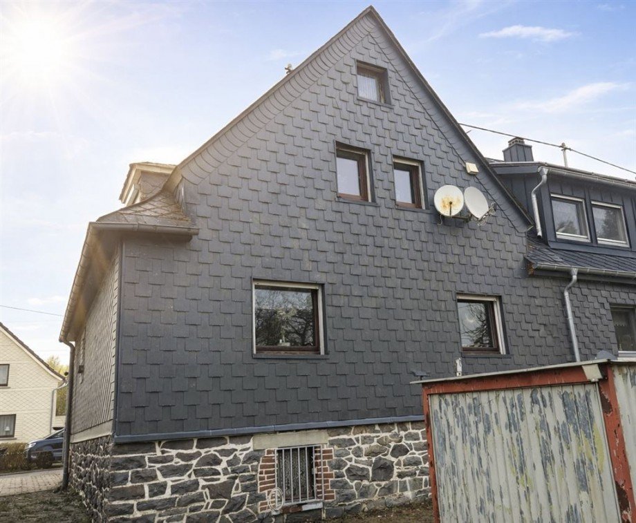 R�ckseite Einfamilienhaus H�hn