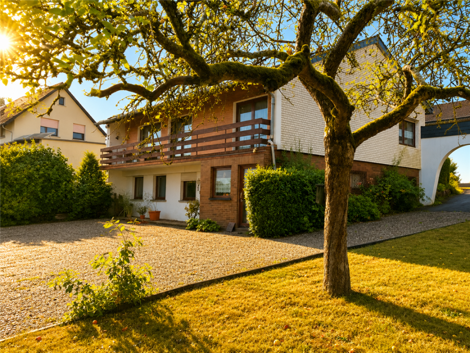 R�ckseite Einfamilienhaus H�hn