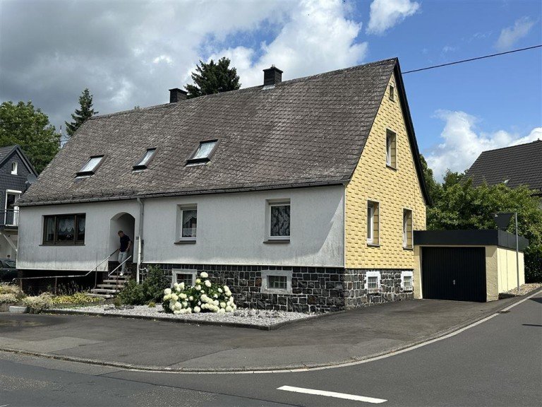 Front Bad Marienberg Einfamilienhaus Bad Marienberg Stadt! Einfamilienhaus, viel Platz mit Garten u. Garagen!