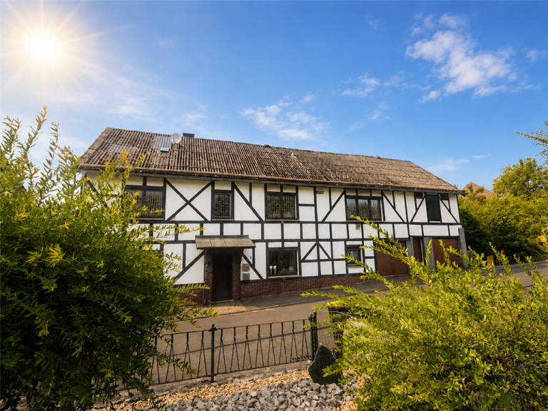 Front Fluterschen Einfamilienhaus Altenkirchen nur wenige Kilometer! Gro�es Wohnhaus mit Potenzial, Nebengeb�ude !