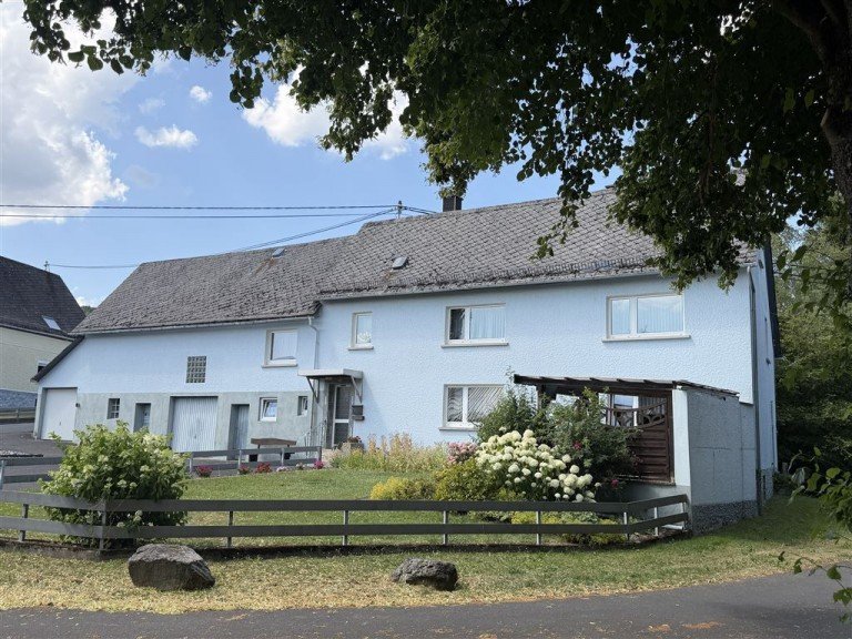 Front Westernohe Einfamilienhaus N�he Rennerod! Einfamilienhaus mit Potenzial, Garagen und Garten!
