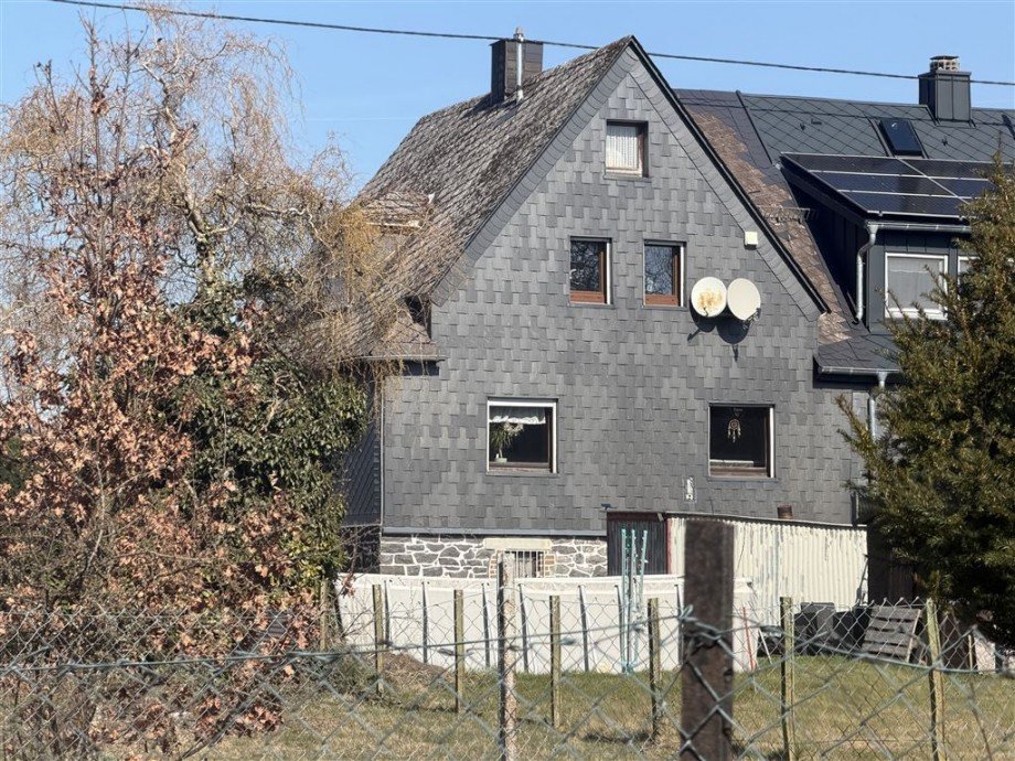 R�ckseite Einfamilienhaus H�hn